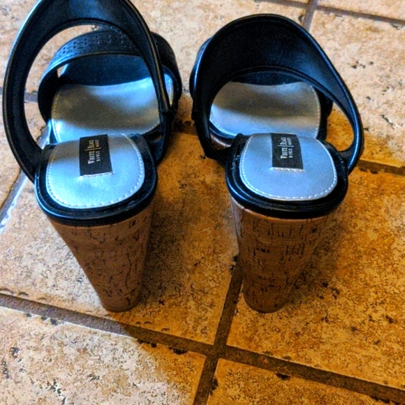 3 for $30 WHITE HOUSE/BLACK MARKET WEDGE SANDALS - Picture 4 of 6
